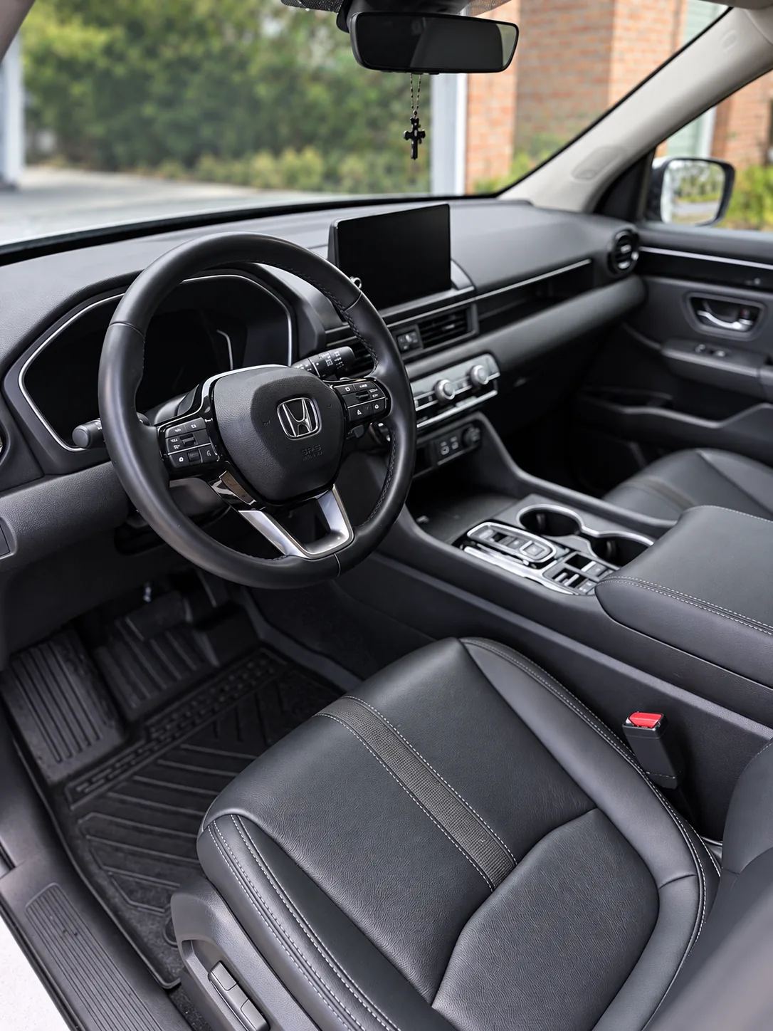 A Honda Pilot front cockpit cleaned and detailed